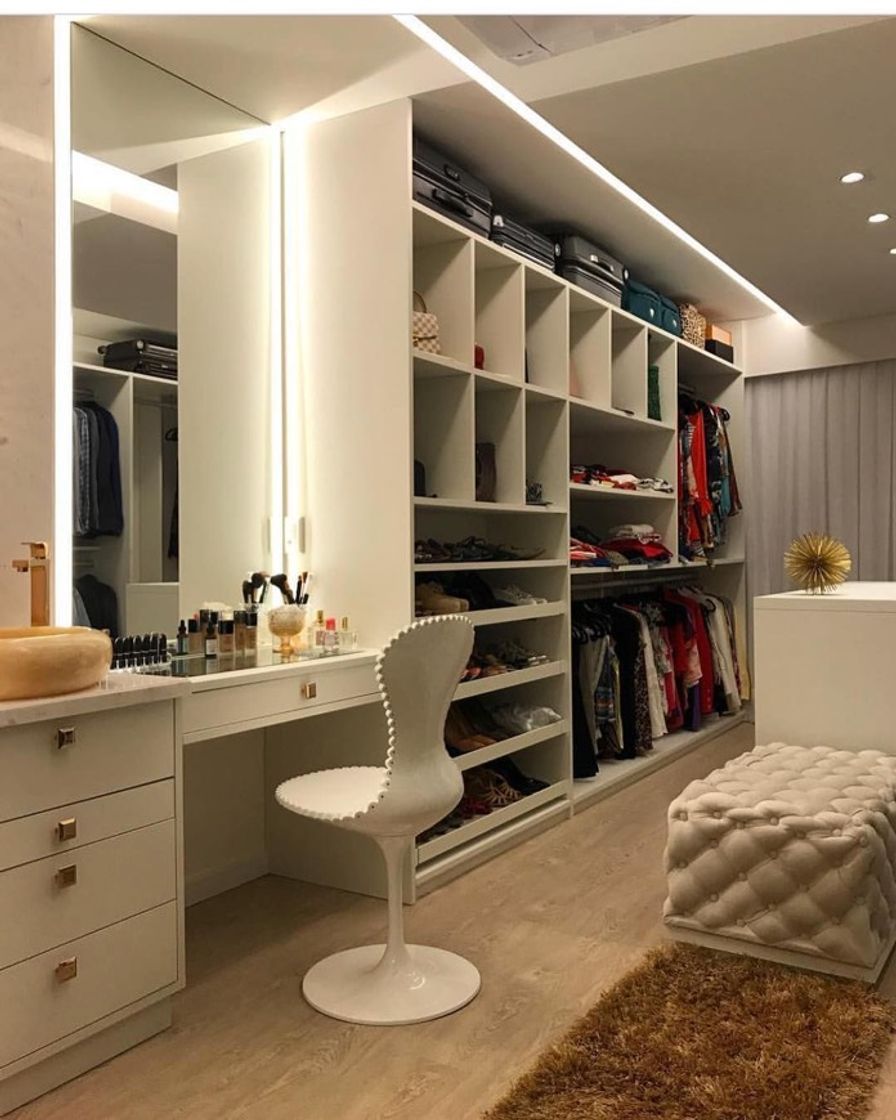 Que mulher que não gostaria de ter um closet igual a esse ?