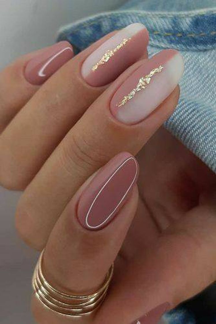 Fashion Unhas na cor rosa e branco 