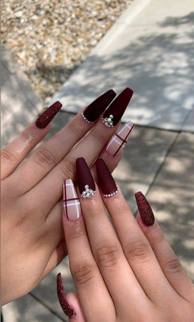 Fashion Unhas em gel na cor vinho com gliter 