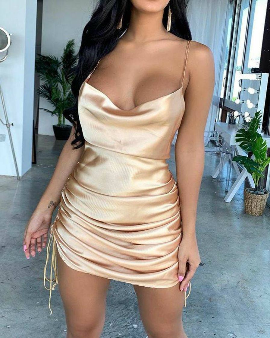 Fashion Mini vestido dourado de cetim com corte baixo