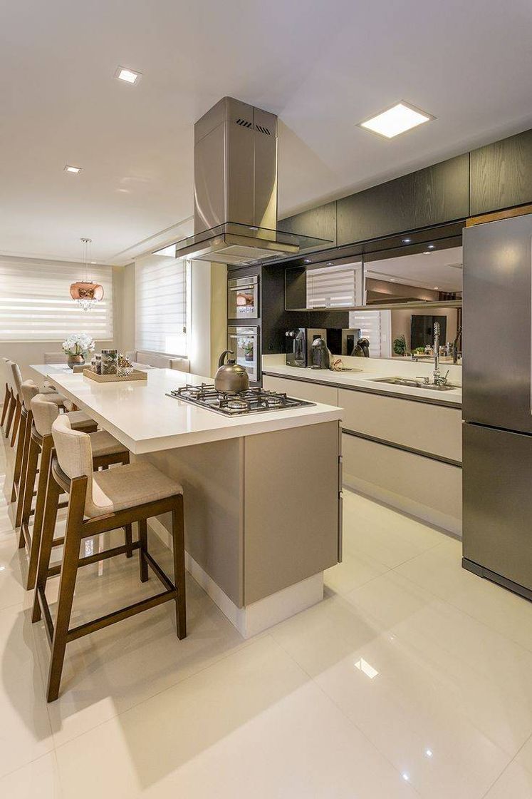 Apartamento moderno com tons neutros 
