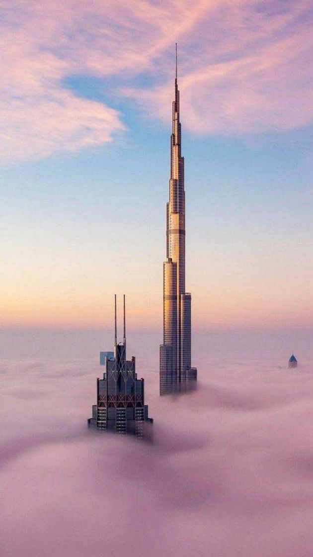 Fashion Prédio mais alto do mundo coberto por nuvens em Dubai