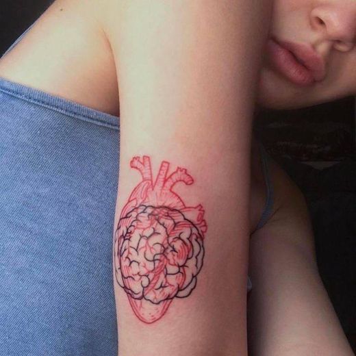 Tatuagem de cérebro e coração.