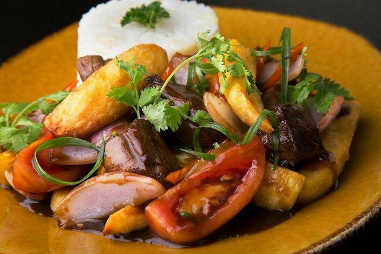 Fashion Prato peruano feito com carne e verduras flambadas no shoyu