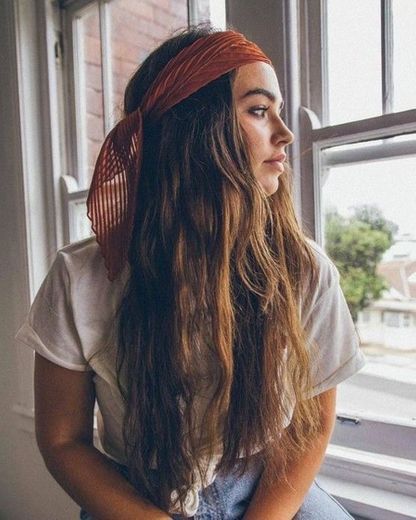 O cabelo da hippie girl é mais despojado 