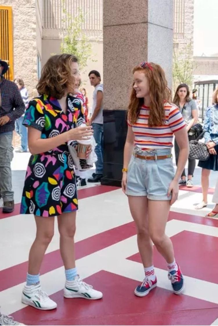 Fashion E essa serie super inspirada nos looks 80s 