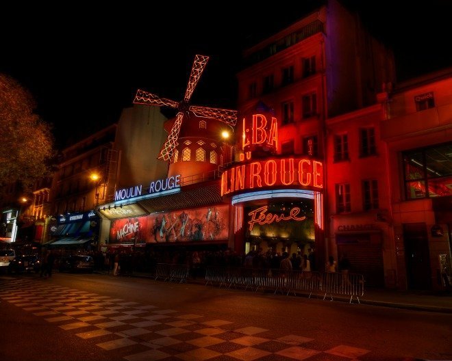 Place Moulin Rouge