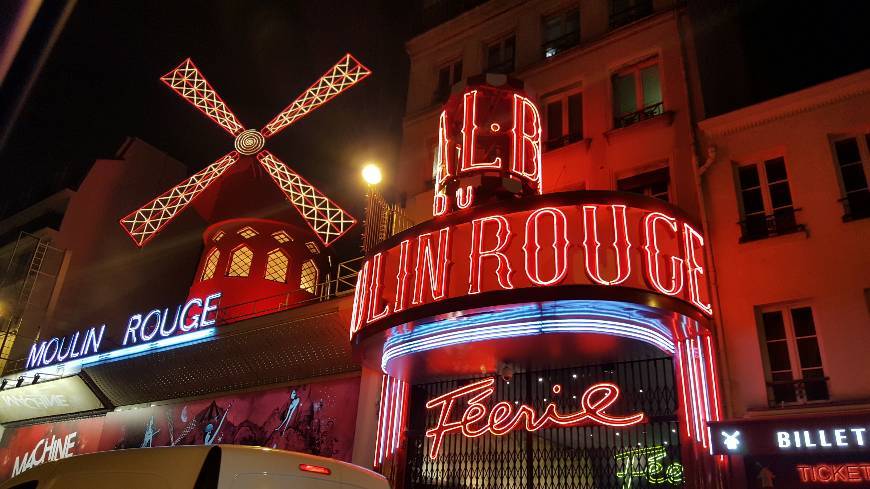 Place Moulin Rouge