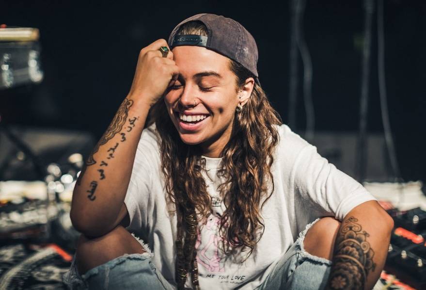 Canción Tash Sultana - YouTube