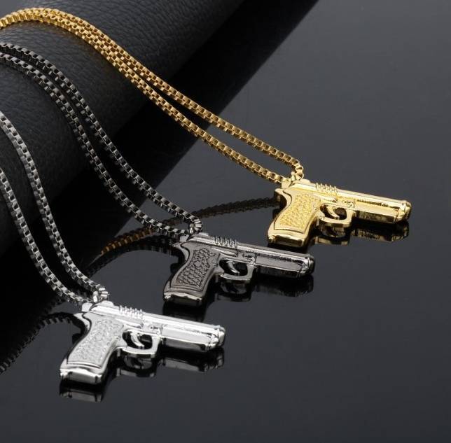 Social Cadena con pistola en tres colores
