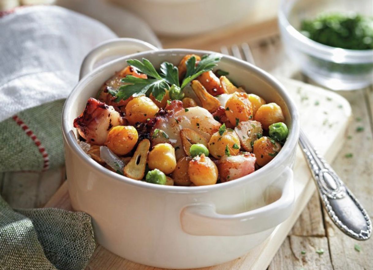 Social Salteado de pulpo y garbanzos con guisantes 