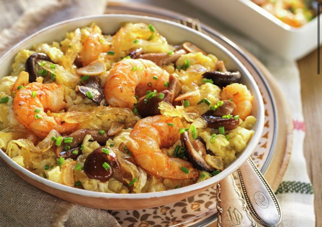 Social Revuelto con langostinos, setas y cebolla caramelizada