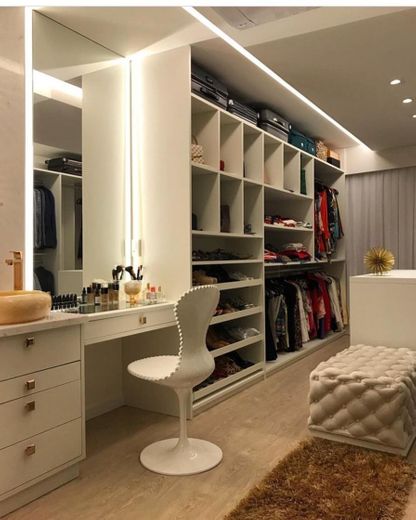 Que mulher que não gostaria de ter um closet igual a esse ?