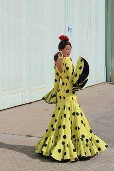 Moda Vestido de flamenca amarillo con lunares negros 