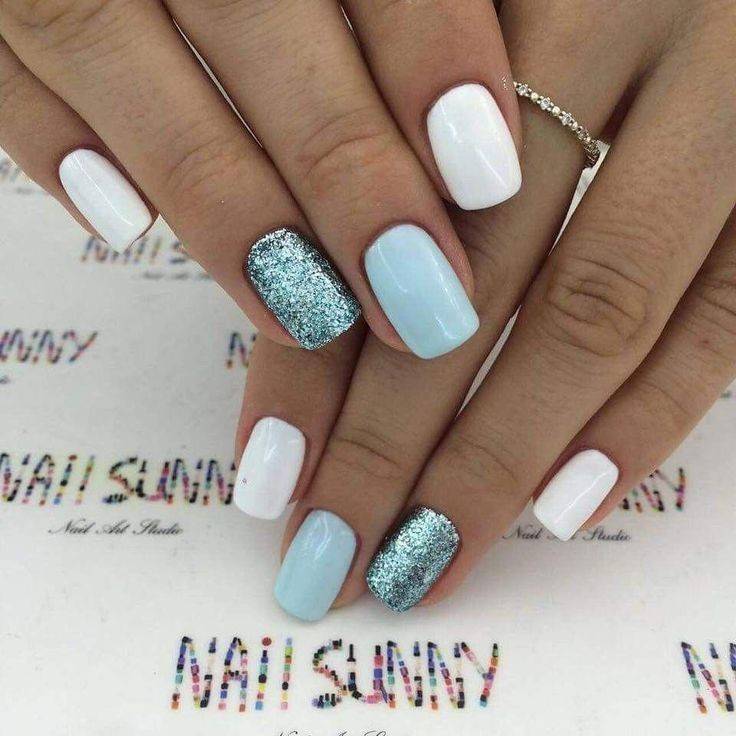 Social Blanco, pastel azul y uñas brillantes 