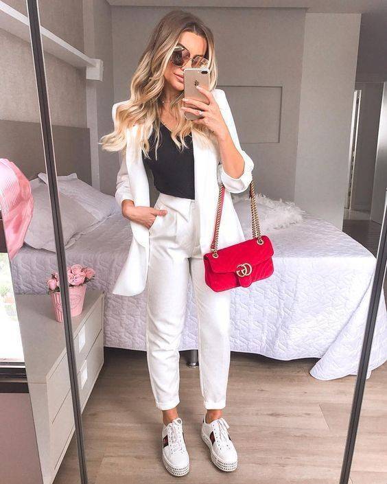 Social Camiseta negra, pantalón blanco, chaqueta blanca y bolso