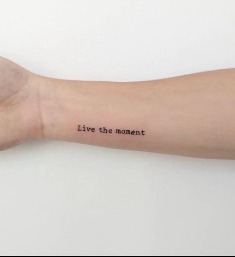 Tattoo “live the moment”