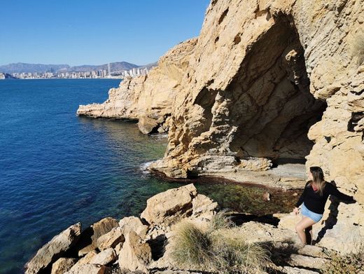 La Cueva del Barbero, la escondida cueva de Benidorm con una ...