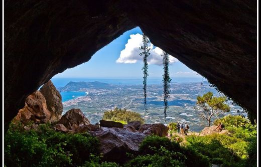 Las Cuevas - Peñeta, el sencillo sendero que cuenta con unas ...