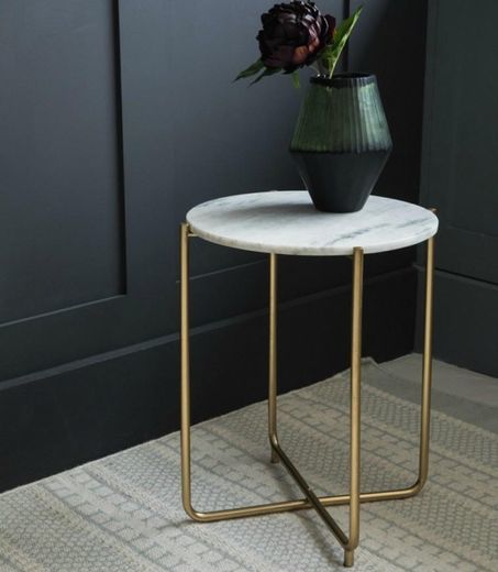 Social Mesa de Mármol con patas doradas.