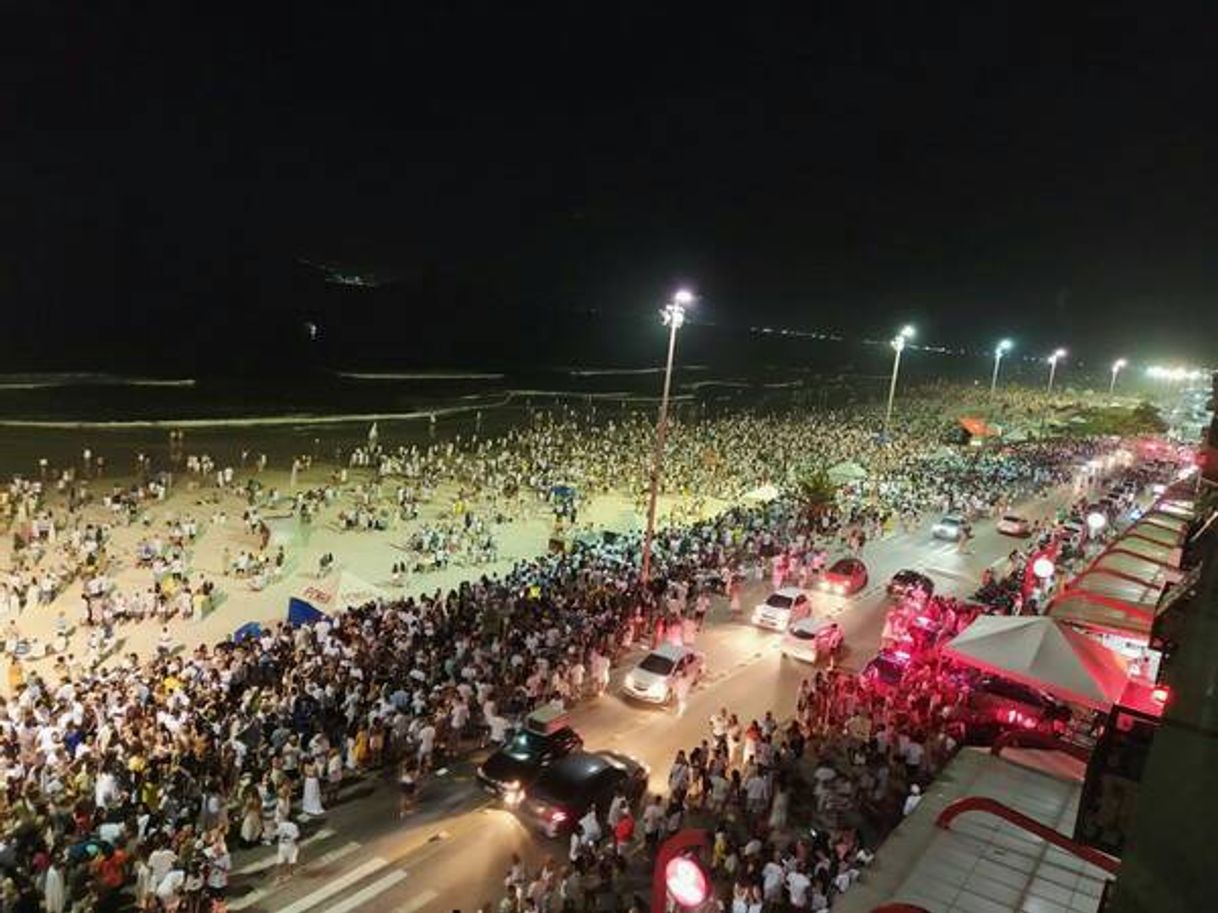 Moda Lotada a orla da Praia do Forte, em Cabo Frioneste réveillon