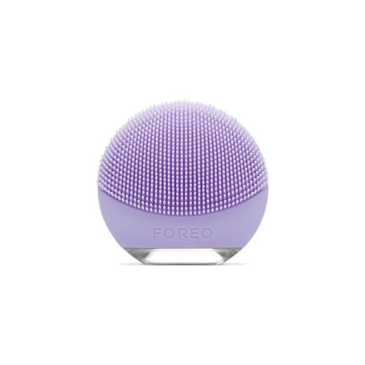 LUNA go de FOREO es el cepillo limpiador facial portable