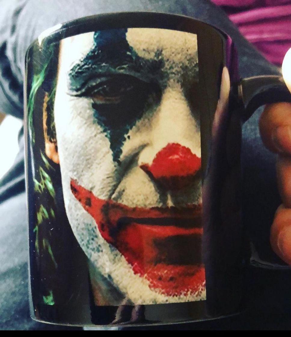 Moda Caneca preta The Joker. Muito linda. 