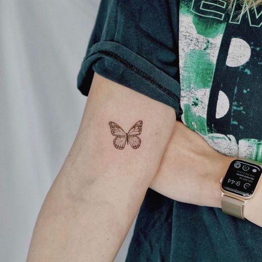 Tatto minimalista borboleta 