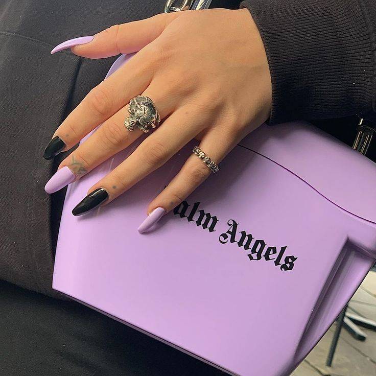 Moda unhas lilás e preto💜🖤