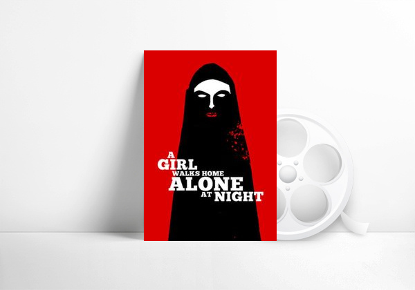 Una chica vuelve a casa sola de noche