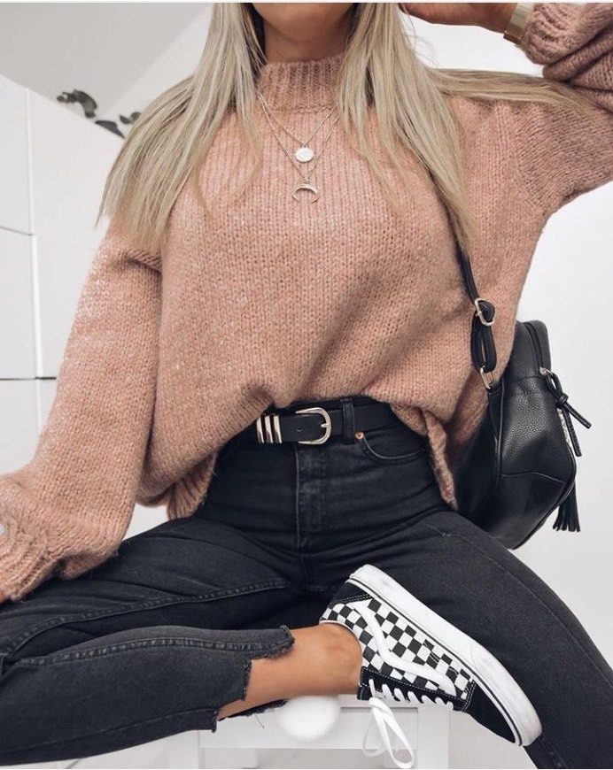 Social Blusa de malha cor de rosa velho  e calças pretas 
