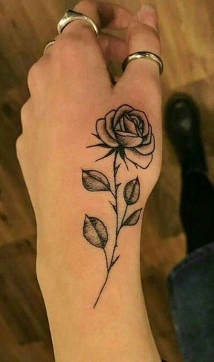 Tatuagem de rosa na mão 