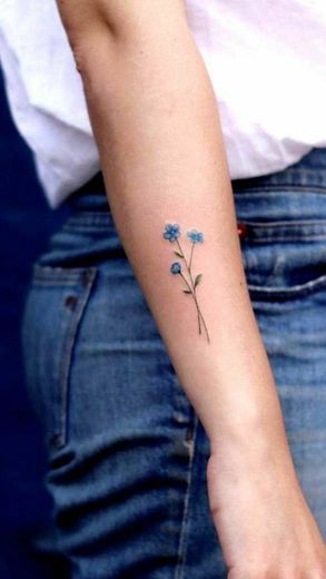 Tatuagem simples / flores azuis 