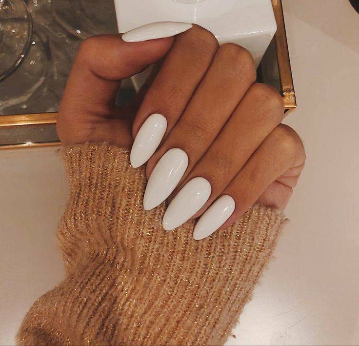 Moda White nails