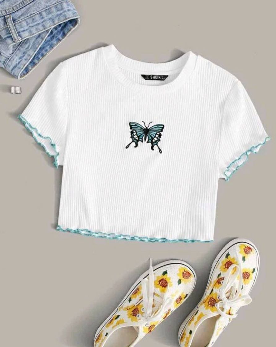 Blusa branca com borboleta 