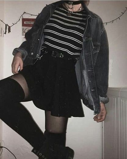 Falda negra y blusa de rayas