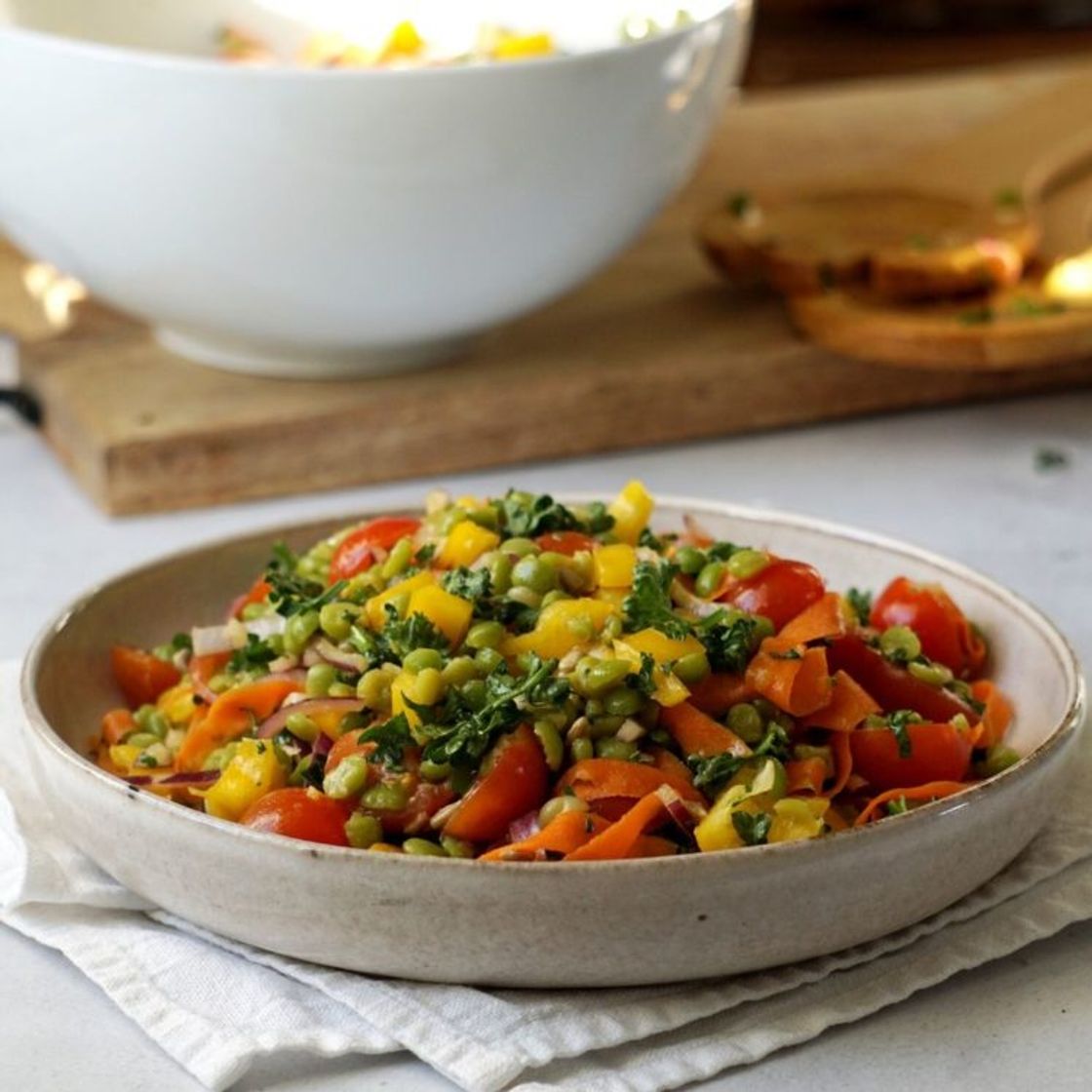 Salada nutritiva e completa de ervilha seca