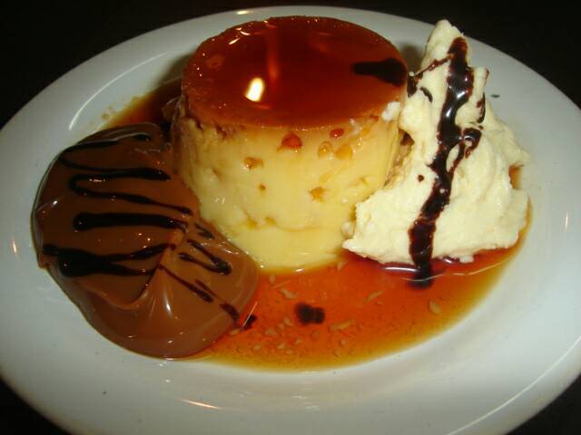 Flan con dulce de leche y crema