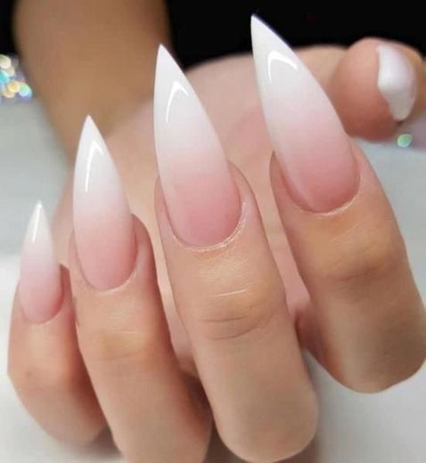 Unhas stiletto 