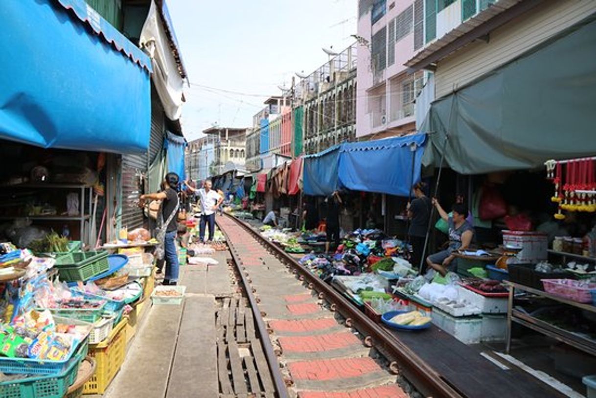 Place Maeklong Railway Market (Talat Rom Hup)