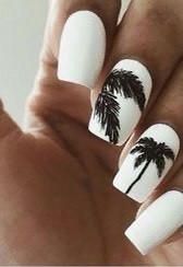 Manicura blanca con palmeras 