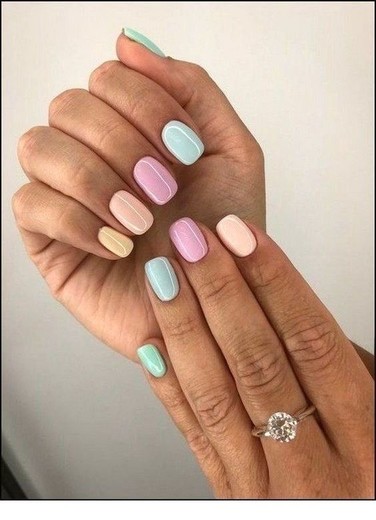 Manicura con colores pastel