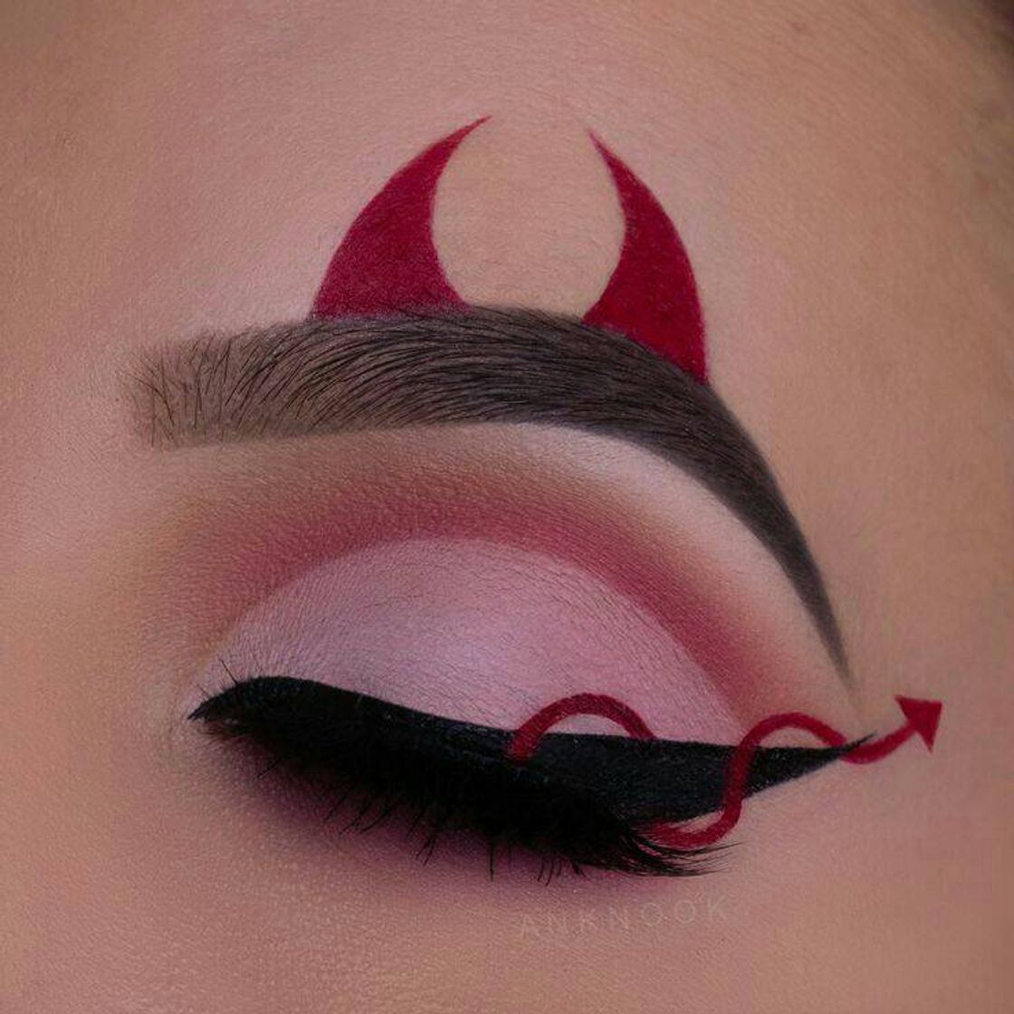 Fashion Halloween eve makeup devil eye look 👿