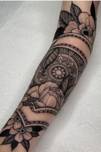 Tatto mandala e flores