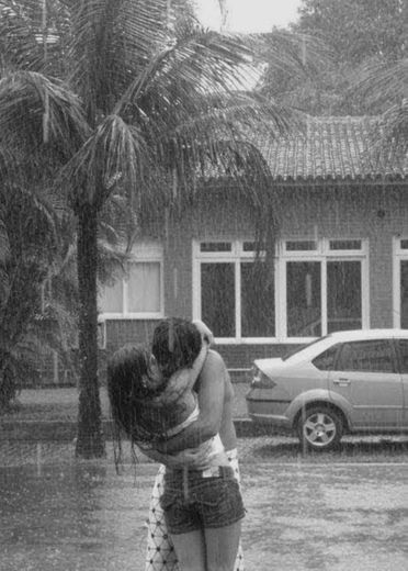 Casal beijando na chuva