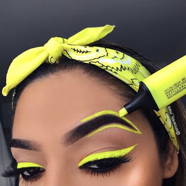 Fashion Delineado amarelo neon 🌙