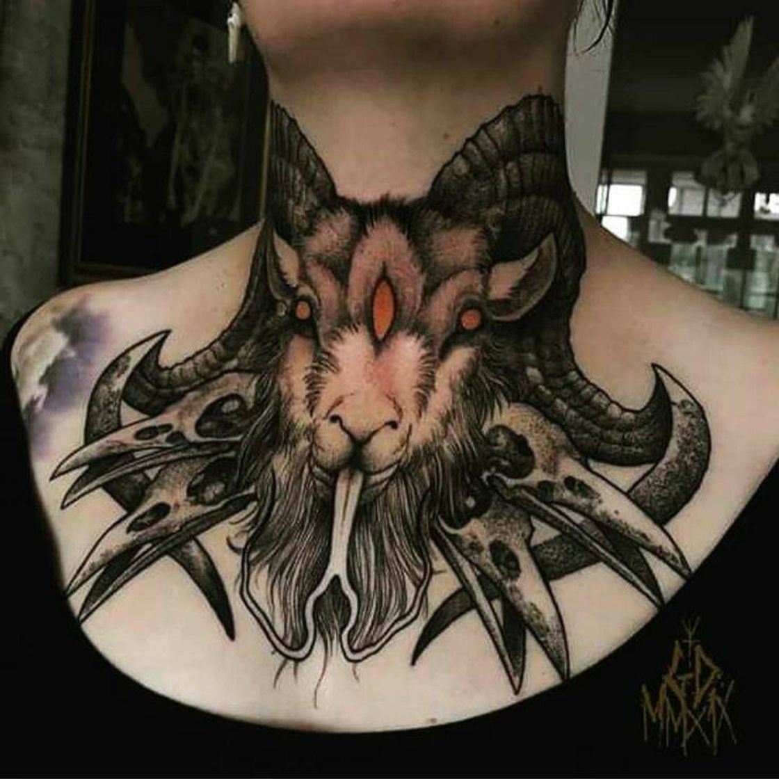 Moda baphomet neck tattoo