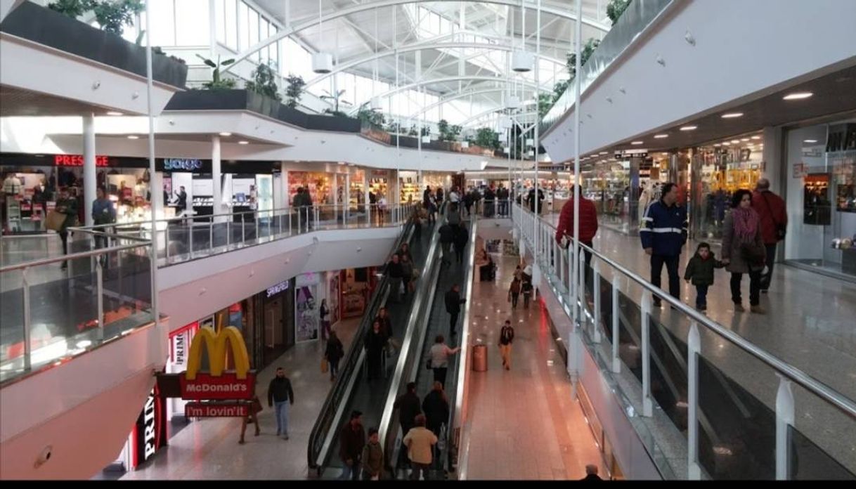 Lugar Centro Comercial El Arcángel