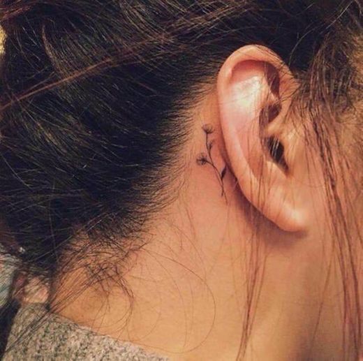 tatto florzinha na orelha