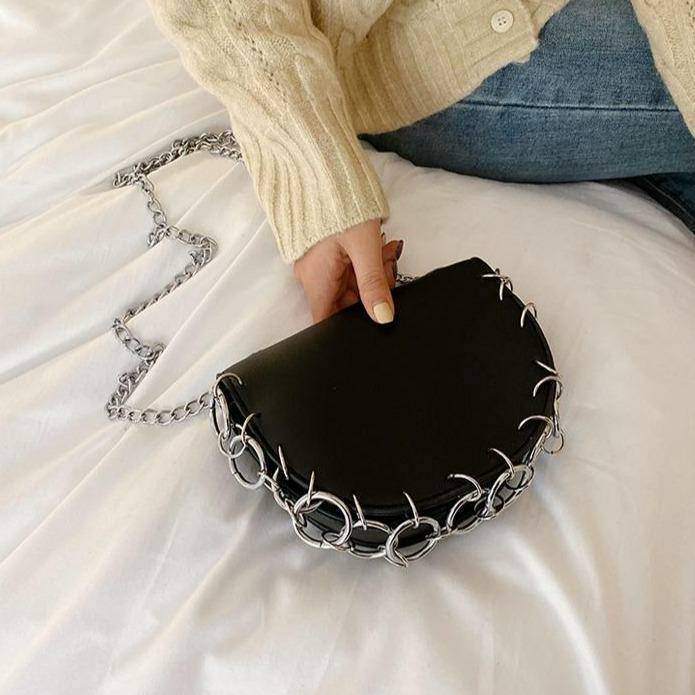 Moda Bolso negro con anillos metálicos 